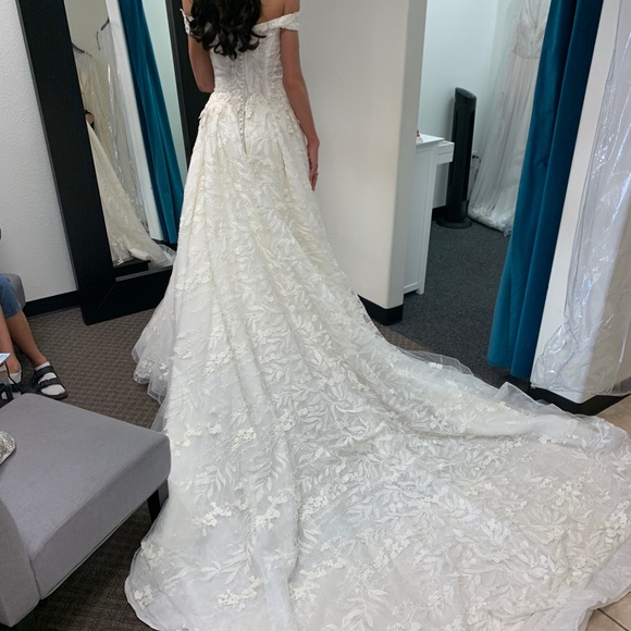 Wedding dress - Picture 4 of 5